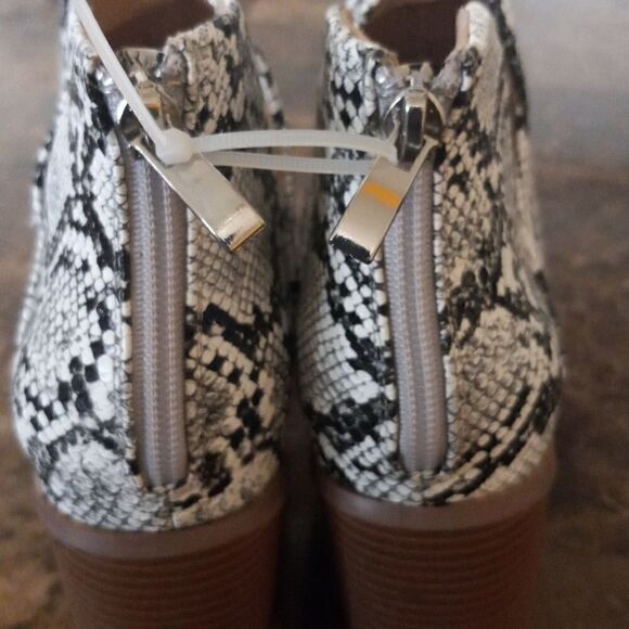 Women's Pointed Toe Ankle Booties - Picture 5 of 6